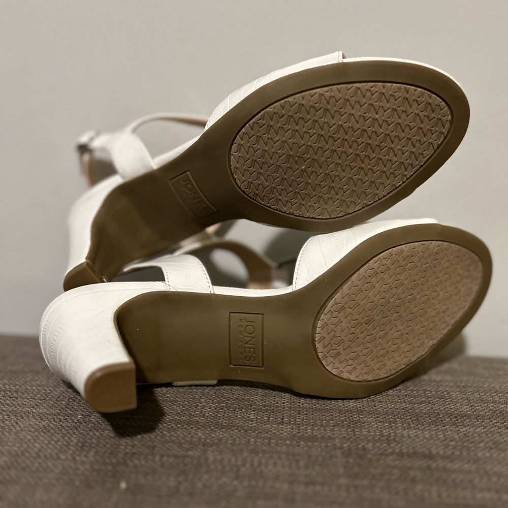 Jones New York Elegant White Sandals with Silver Accent - Picture 11 of 14
